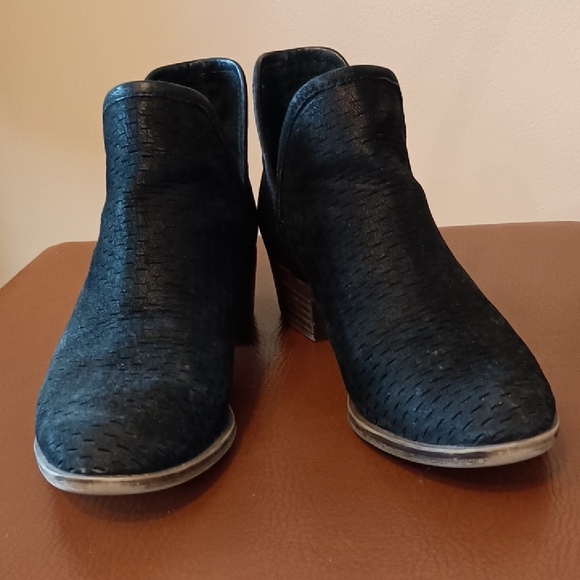 Lucky Brand Baley Black Sueded Leather Perforated Ankle Booties, Sz 6 / 36 - Picture 5 of 9